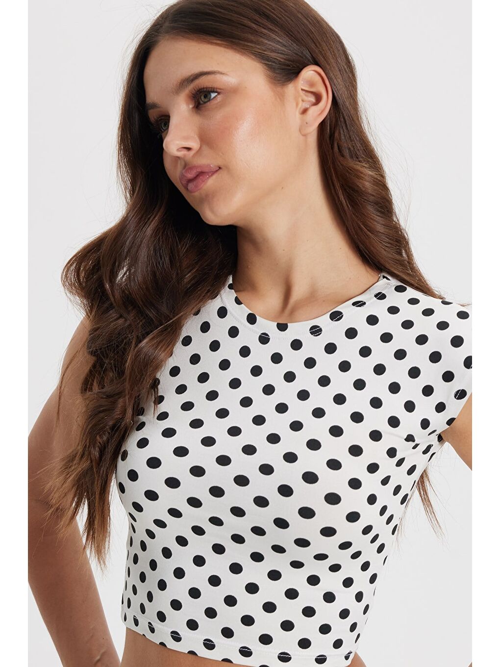 Kadın Slim Fit Dar Kesim Puantiyeli Bisiklet Yaka Beyaz Crop Bluz-2