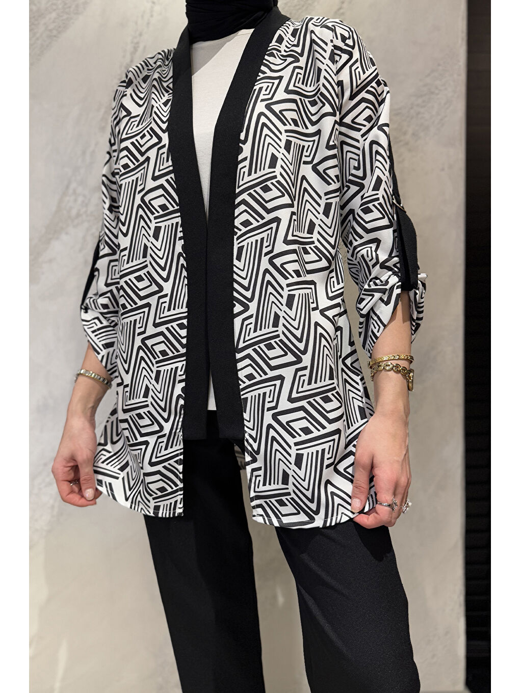 Siyah Desenli Kol Kemer Detaylı Kimono Bluz Pantolon Tesettür Üçlü Takım-5