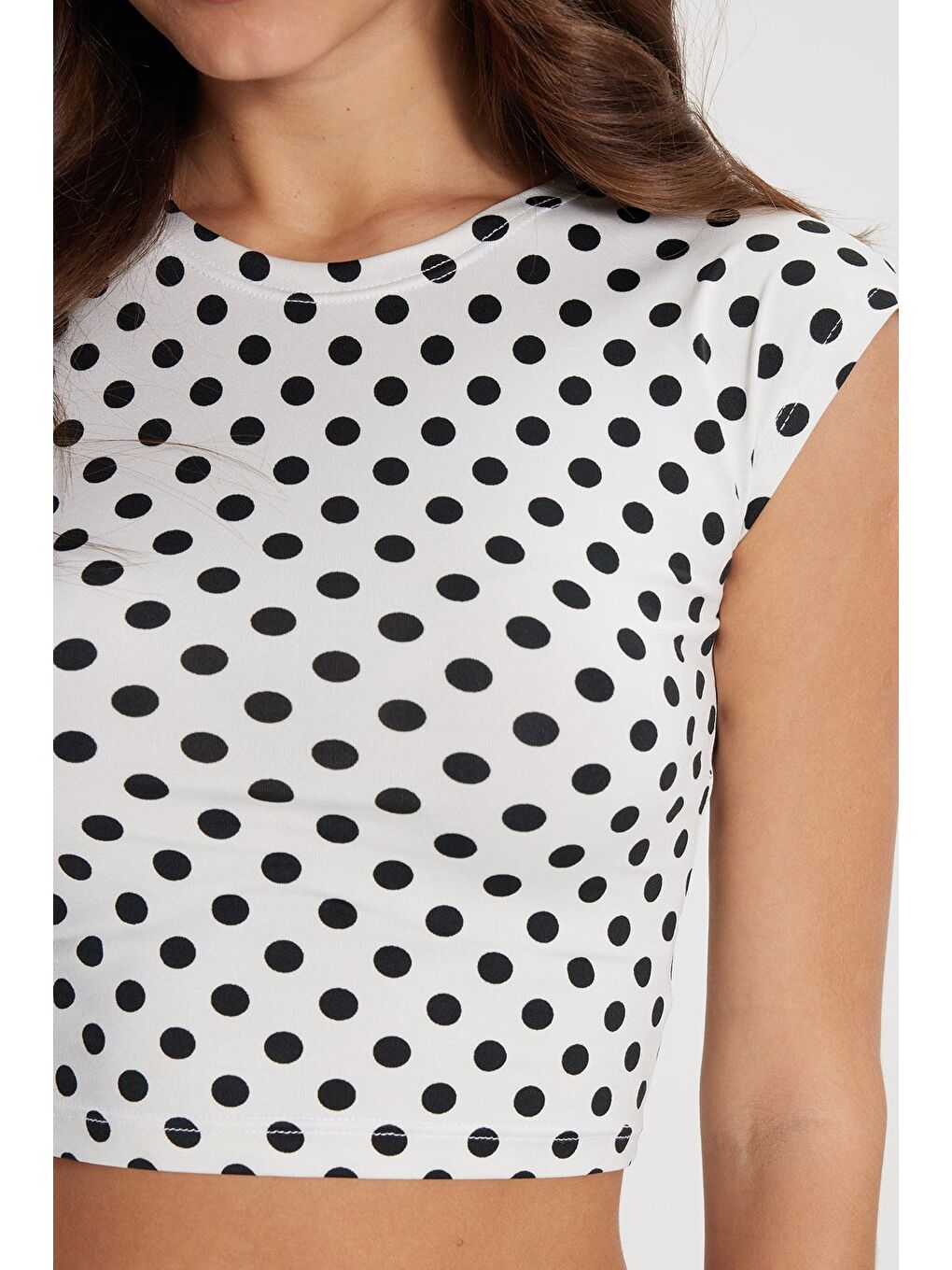 Kadın Slim Fit Dar Kesim Puantiyeli Bisiklet Yaka Beyaz Crop Bluz-3