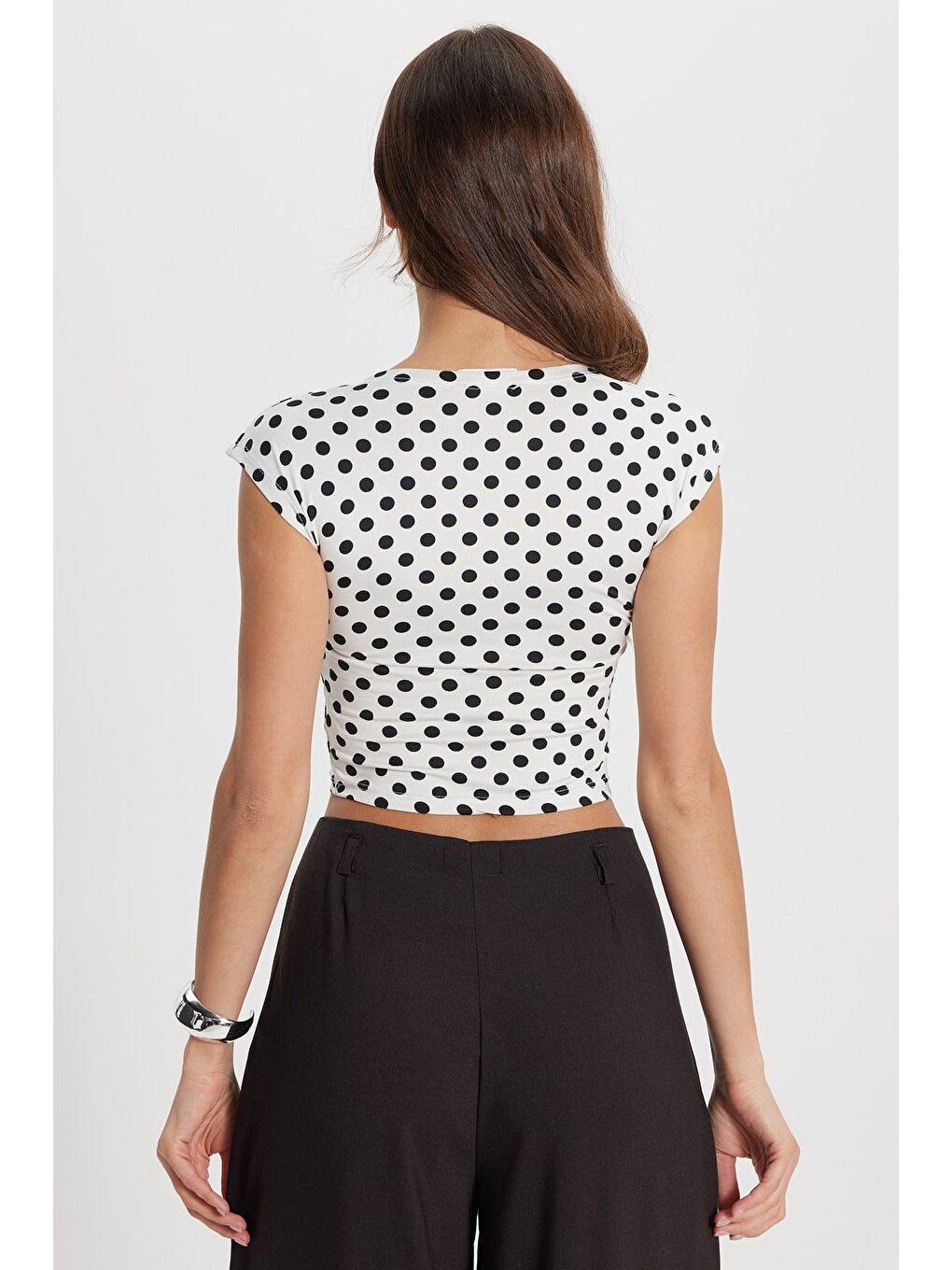 Kadın Slim Fit Dar Kesim Puantiyeli Bisiklet Yaka Beyaz Crop Bluz-5