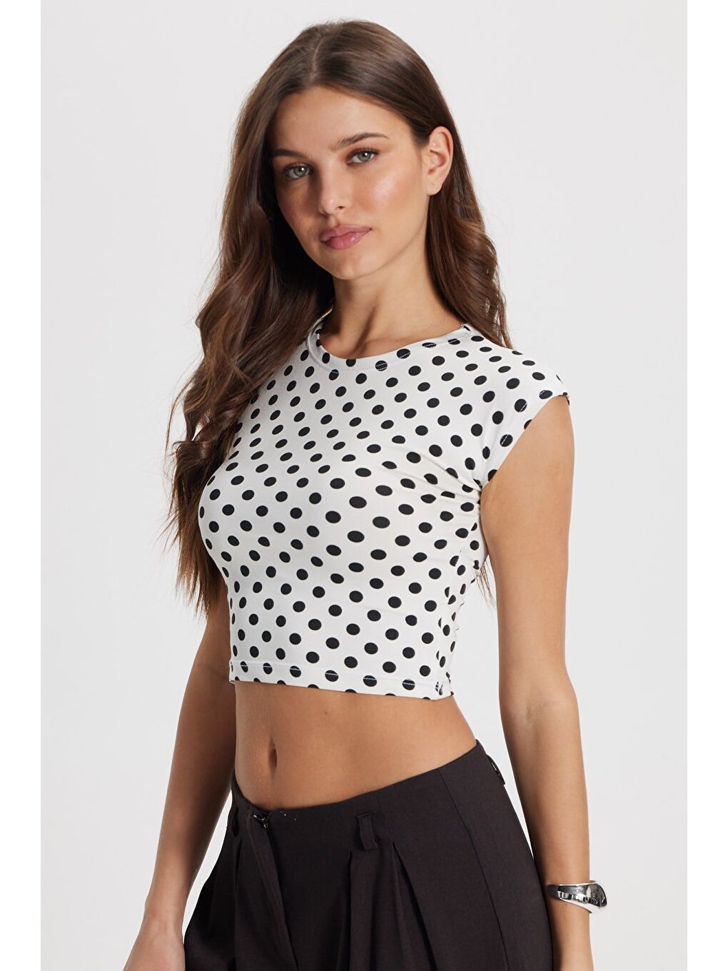 Kadın Slim Fit Dar Kesim Puantiyeli Bisiklet Yaka Beyaz Crop Bluz-6