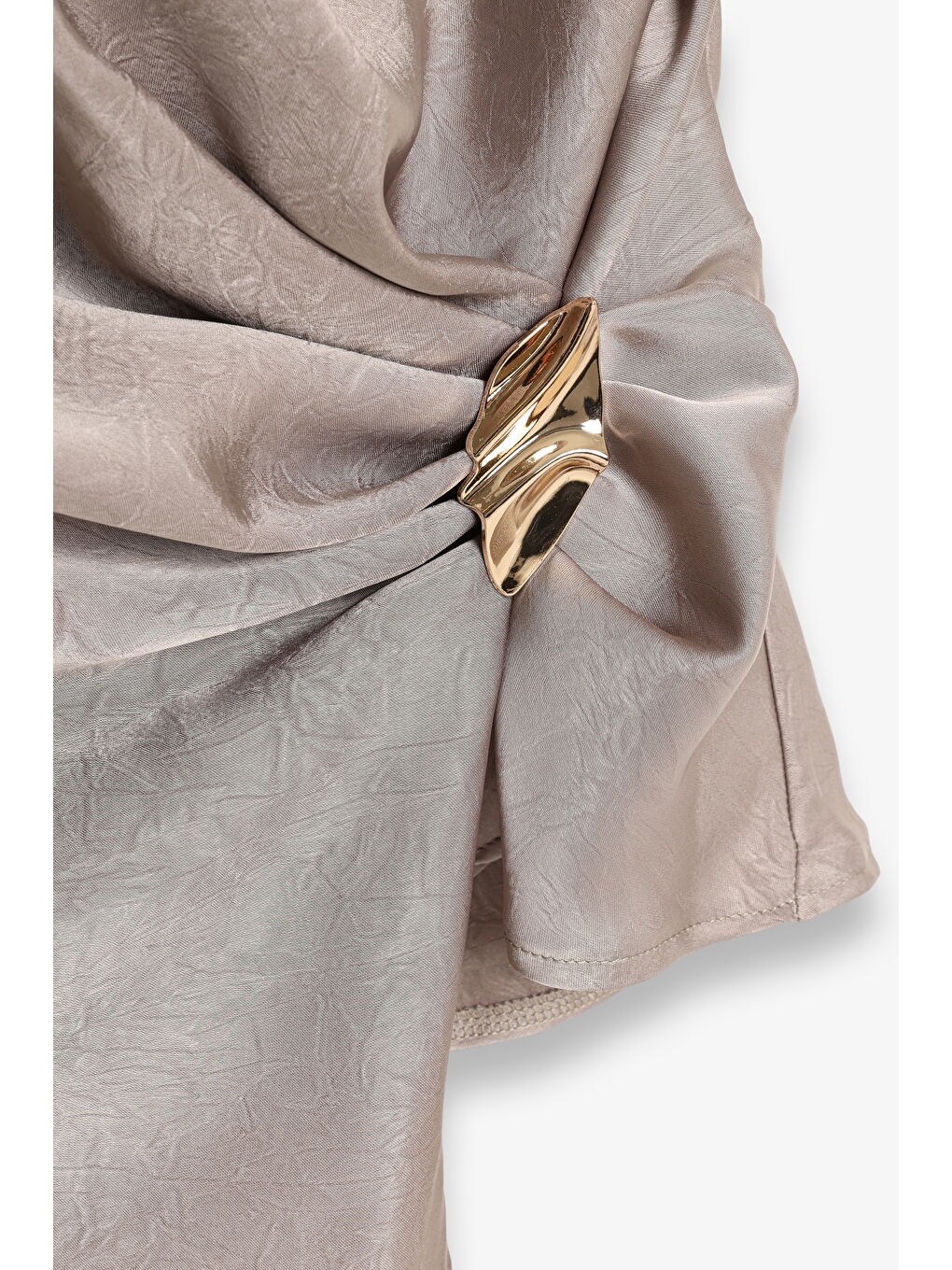 Bej Asimetrik Drapeli Aksesuarlı Saten Bluz Vizon-1