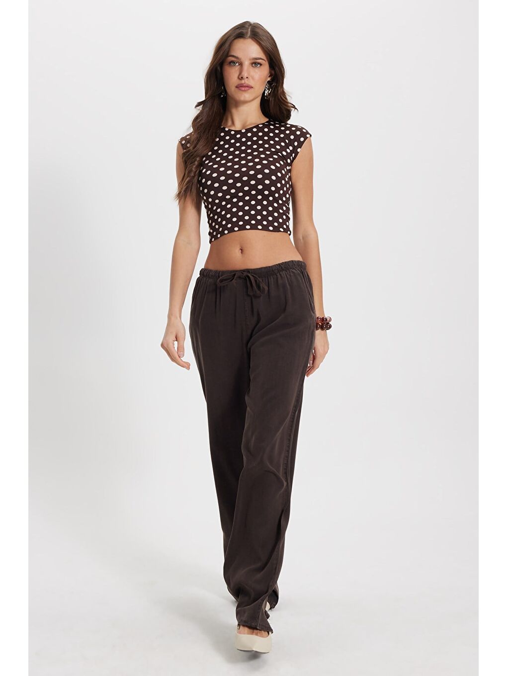Kadın Slim Fit Dar Kesim Puantiyeli Bisiklet Yaka Kahverengi Crop Bluz-1