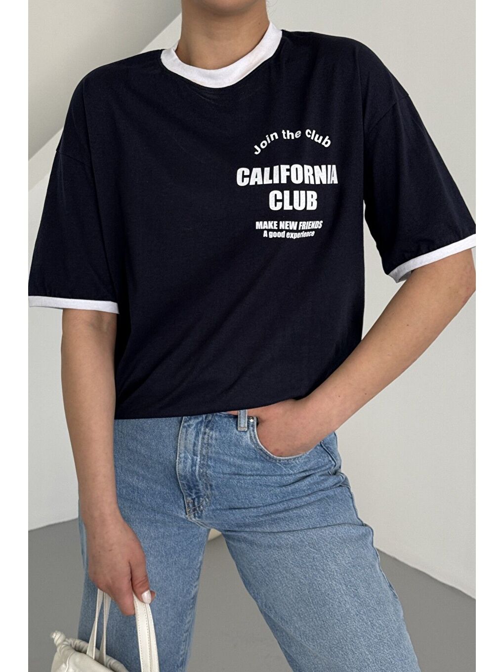 Kadın Lacivert Bisiklet Yaka Yaka Detay California Baskılı Oversize T Shirt-1