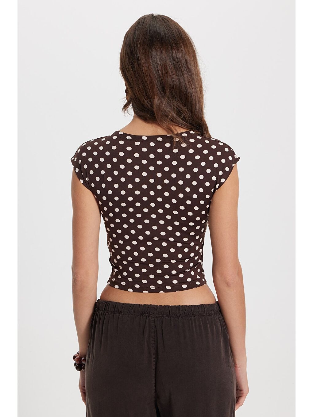 Kadın Slim Fit Dar Kesim Puantiyeli Bisiklet Yaka Kahverengi Crop Bluz-5
