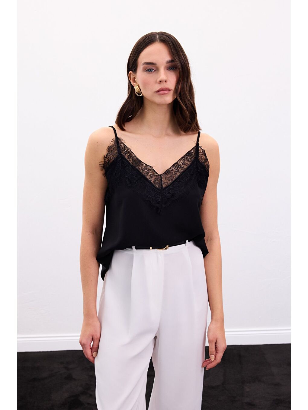 Dantel Detaylı Askılı Bluz - Siyah-1