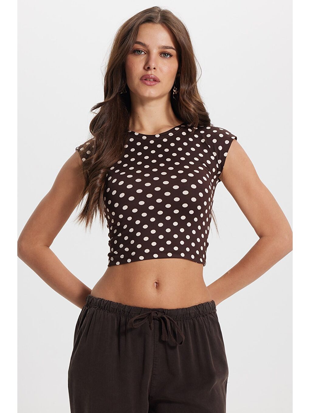 Kadın Slim Fit Dar Kesim Puantiyeli Bisiklet Yaka Kahverengi Crop Bluz-6