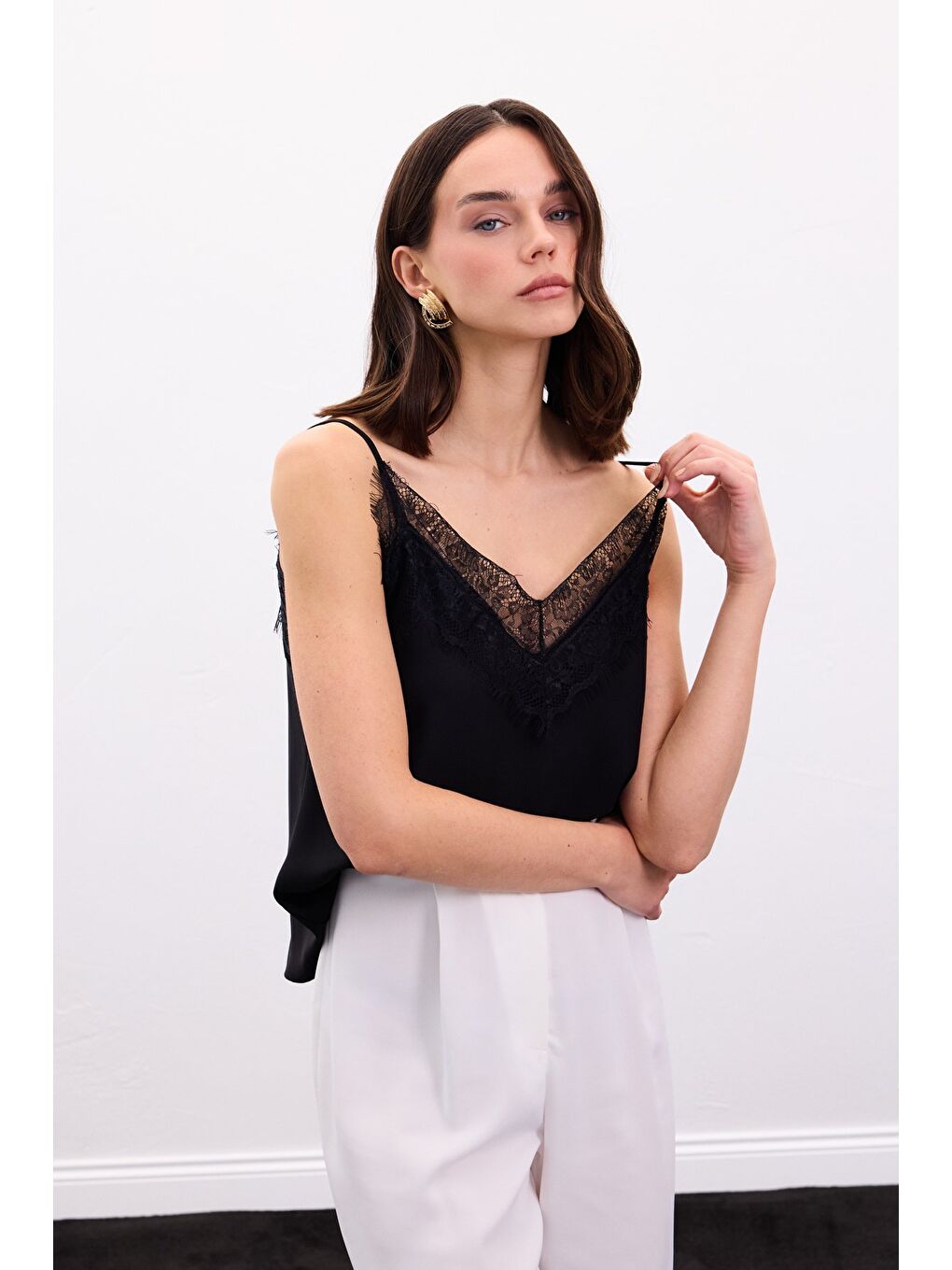 Dantel Detaylı Askılı Bluz - Siyah-2