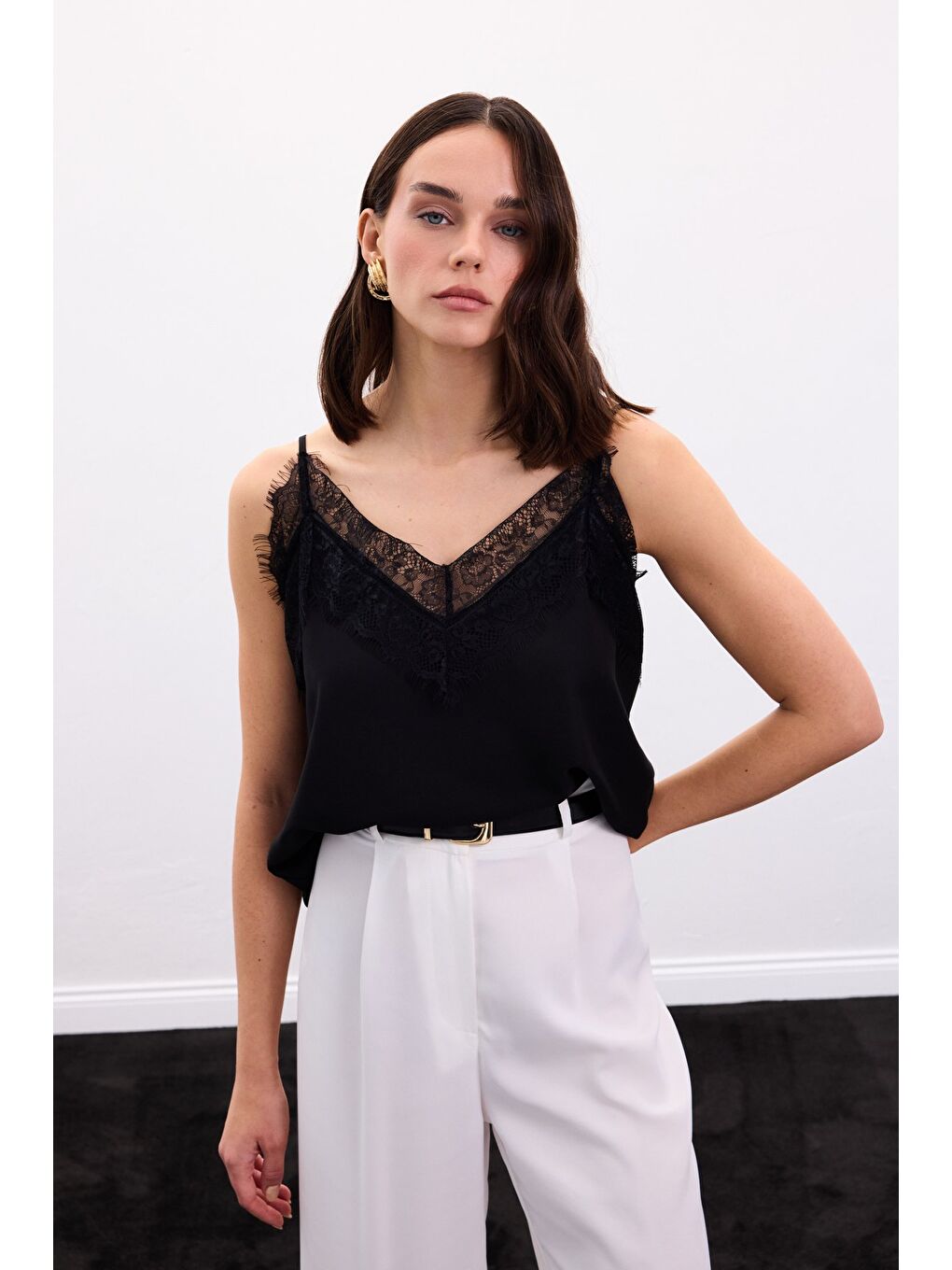 Dantel Detaylı Askılı Bluz - Siyah-3