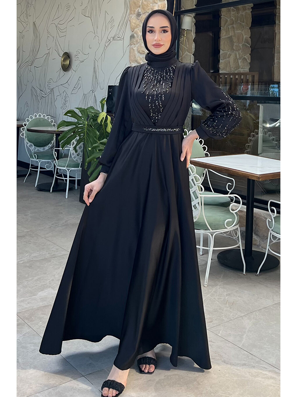 Siyah Ön Detaylı Taş İşlemeli Kiloş Saten Tesettür Abiye-3