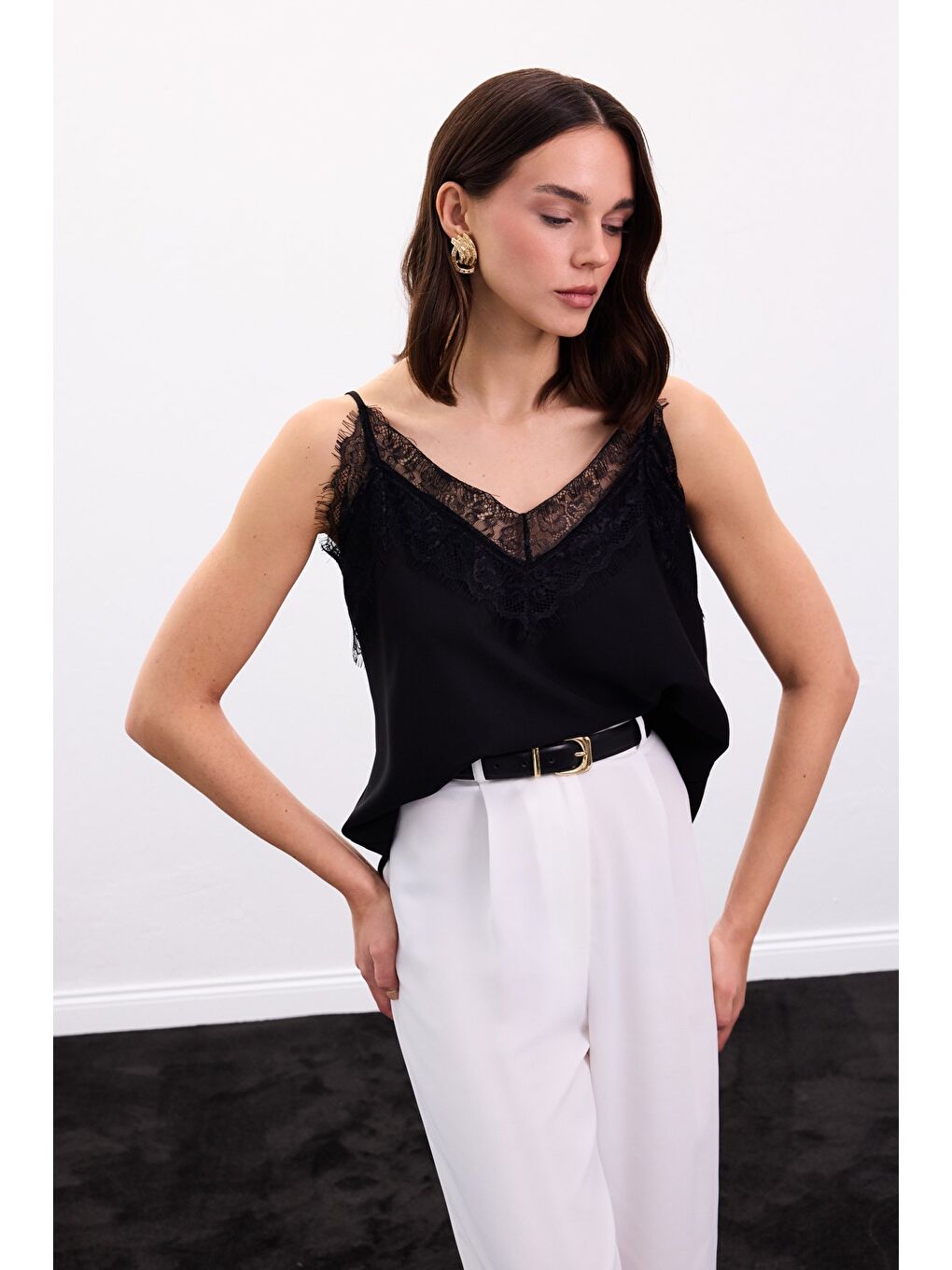 Dantel Detaylı Askılı Bluz - Siyah-4