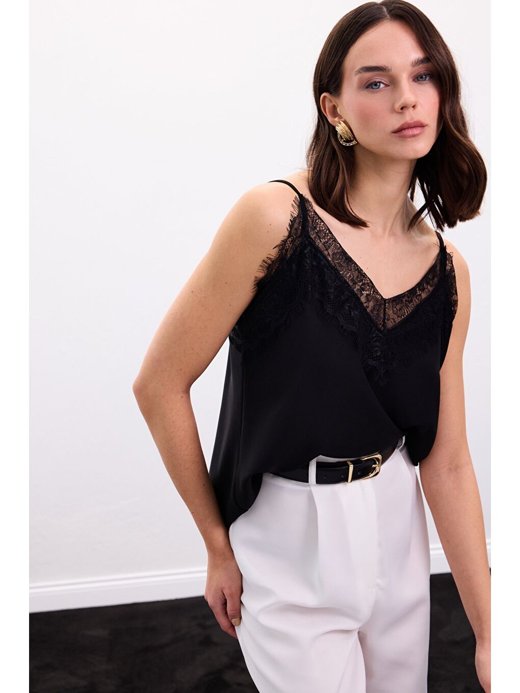 Dantel Detaylı Askılı Bluz - Siyah-5