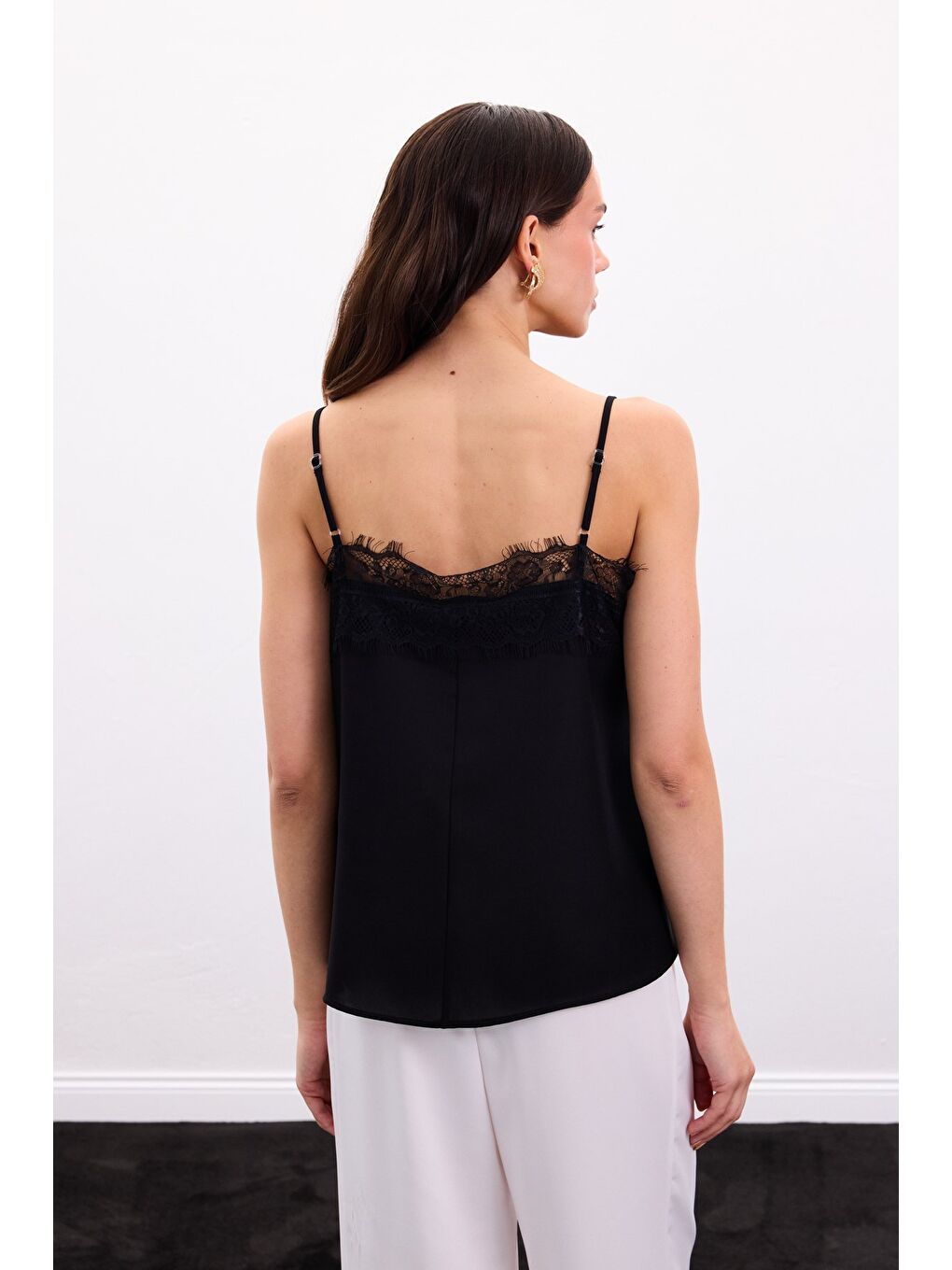 Dantel Detaylı Askılı Bluz - Siyah-6