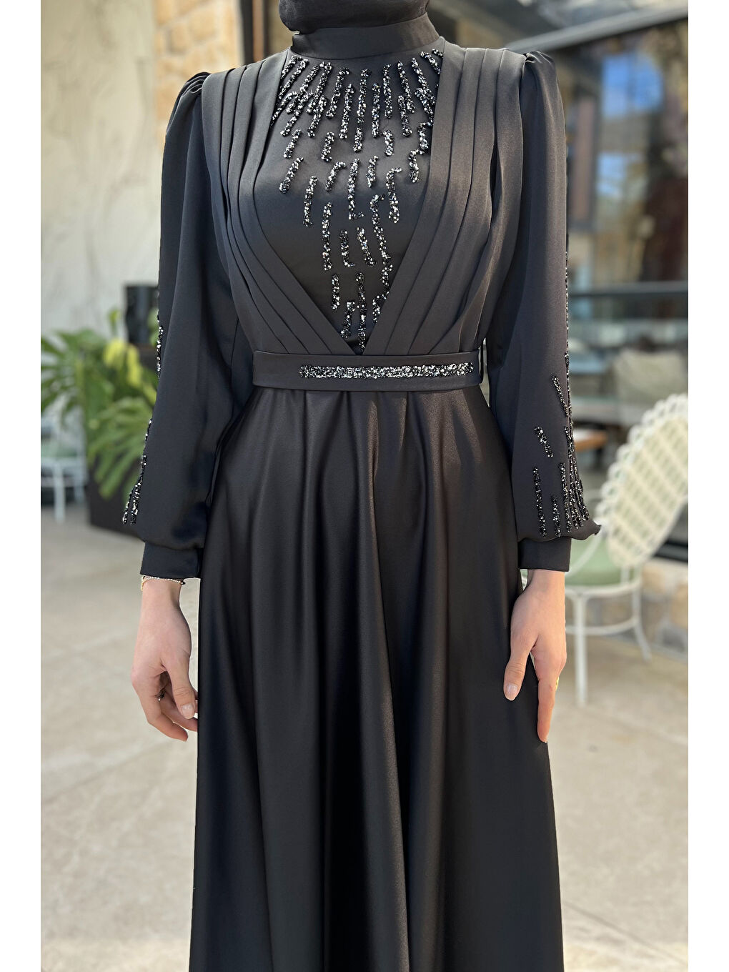 Siyah Ön Detaylı Taş İşlemeli Kiloş Saten Tesettür Abiye-5