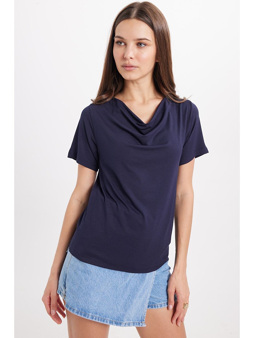 Kadın Oversize Rahat Kesim Asimetrik Yaka Kısa Kol Lacivert Viskon Bluz-6