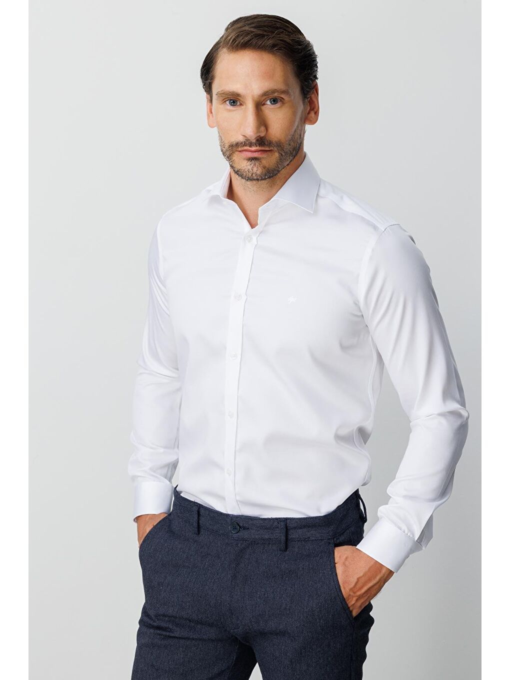 Beyaz Slim Fit Dar Kalıp Klasik Yaka Düz Uzun Kollu Cepsiz %100 Pamuk Gömlek