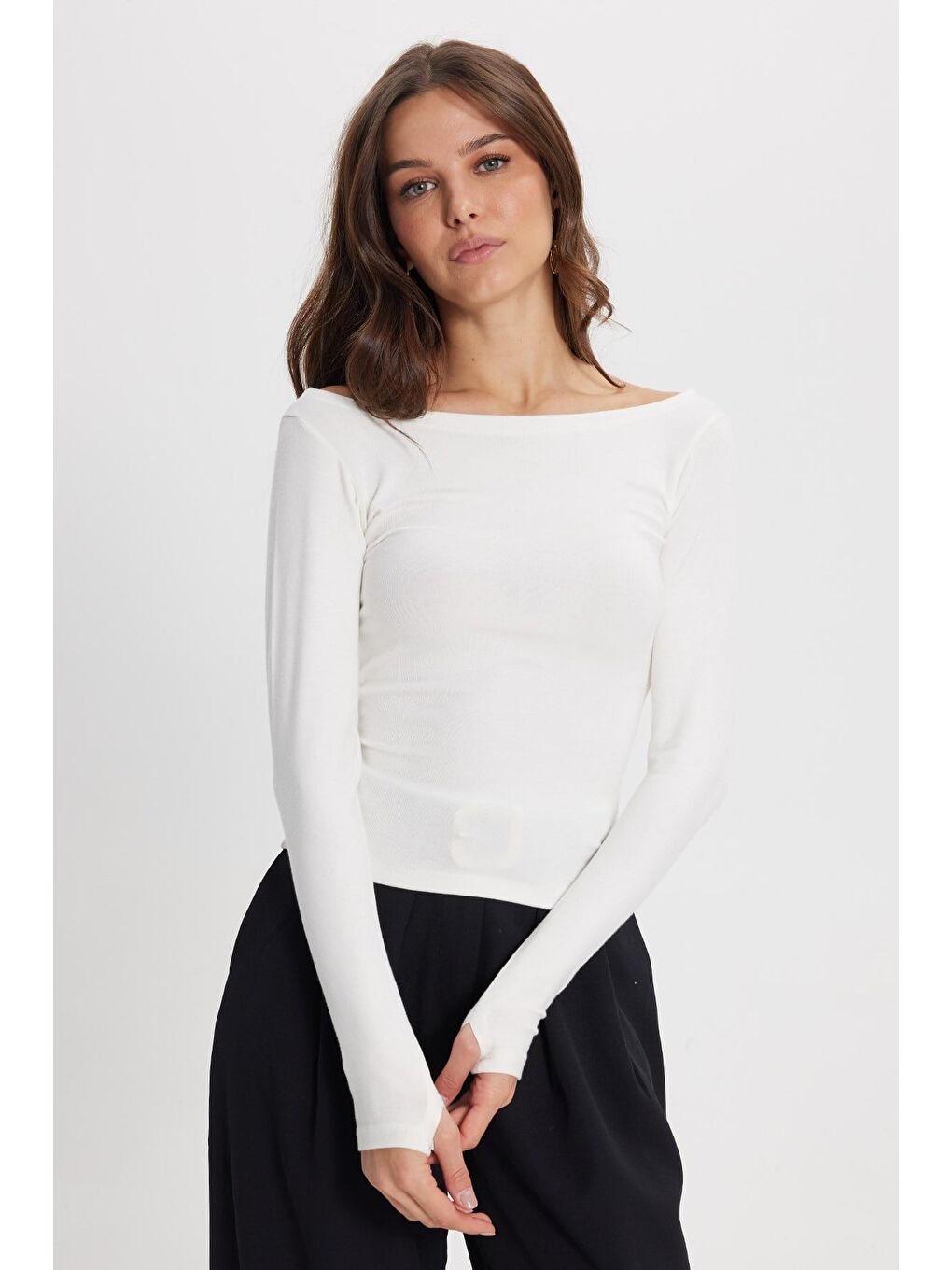 Kadın Slim Fit Dar Kesim Pamuklu Kayık Yaka Uzun Kollu Beyaz Bluz