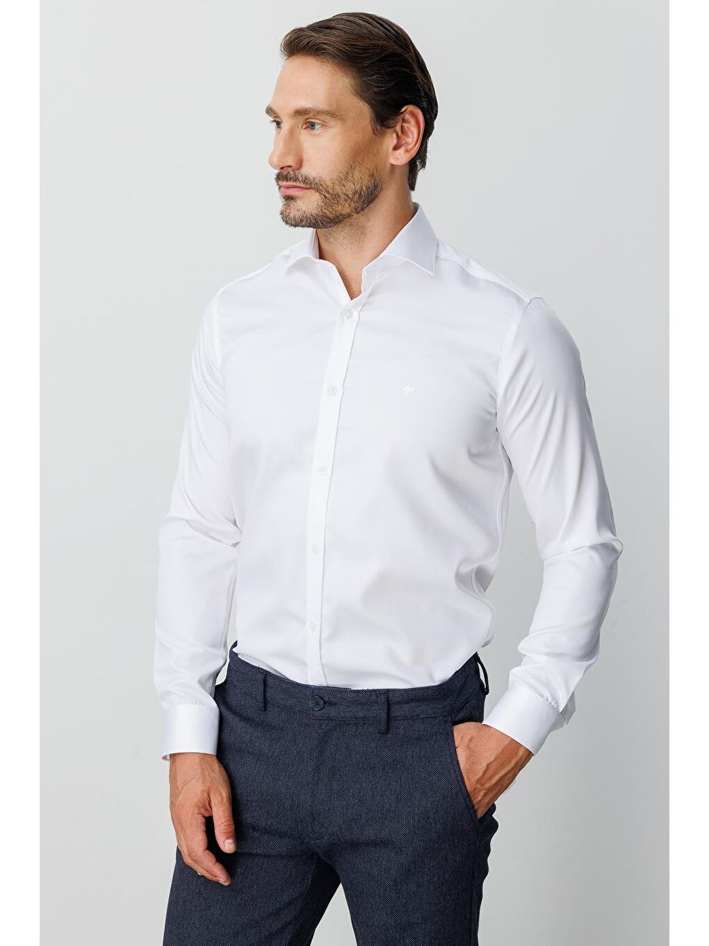 Beyaz Slim Fit Dar Kalıp Klasik Yaka Düz Uzun Kollu Cepsiz %100 Pamuk Gömlek-3
