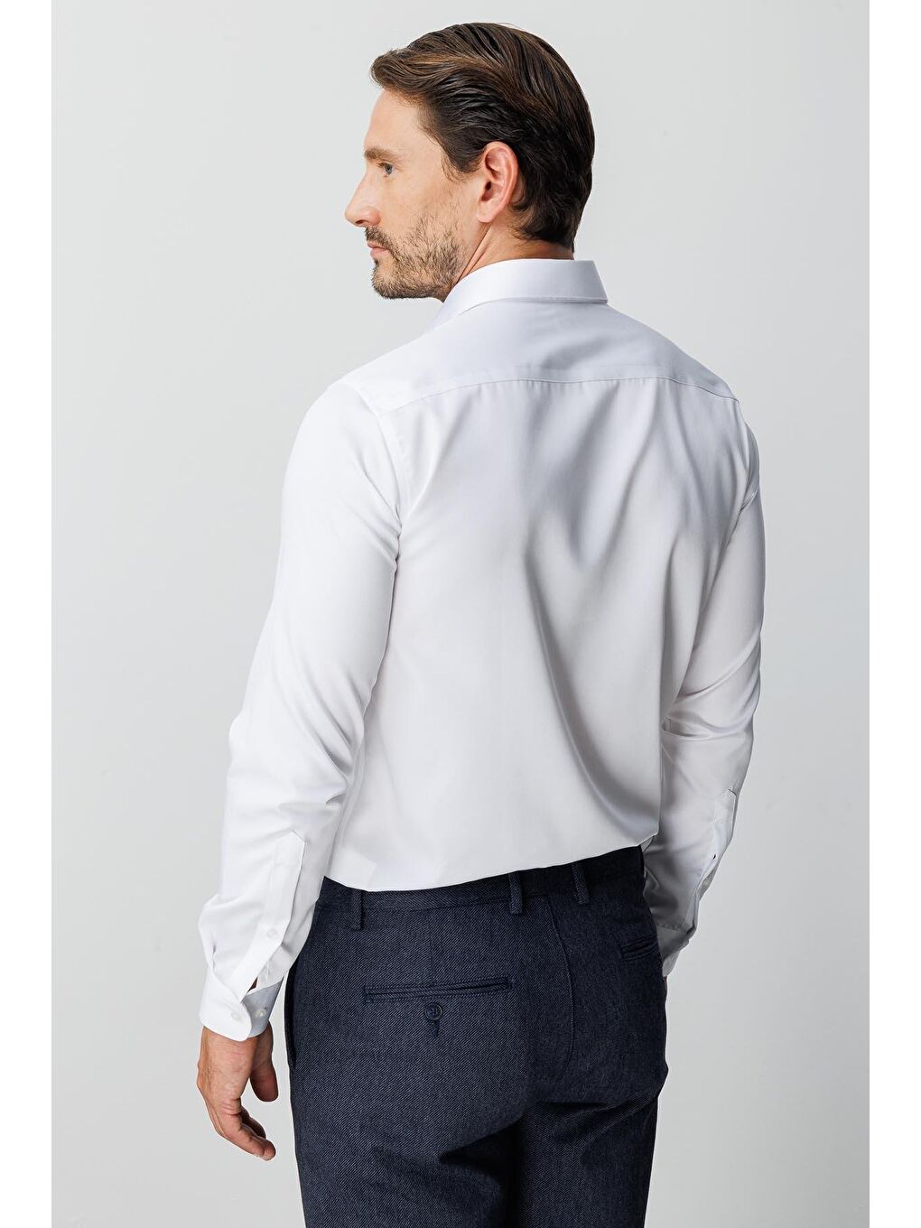 Beyaz Slim Fit Dar Kalıp Klasik Yaka Düz Uzun Kollu Cepsiz %100 Pamuk Gömlek-4
