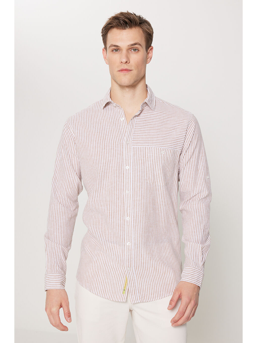 Erkek Kahve-Beyaz Keten Comfort Fit Rahat Kesim Klasik Yaka Çizgili Gömlek