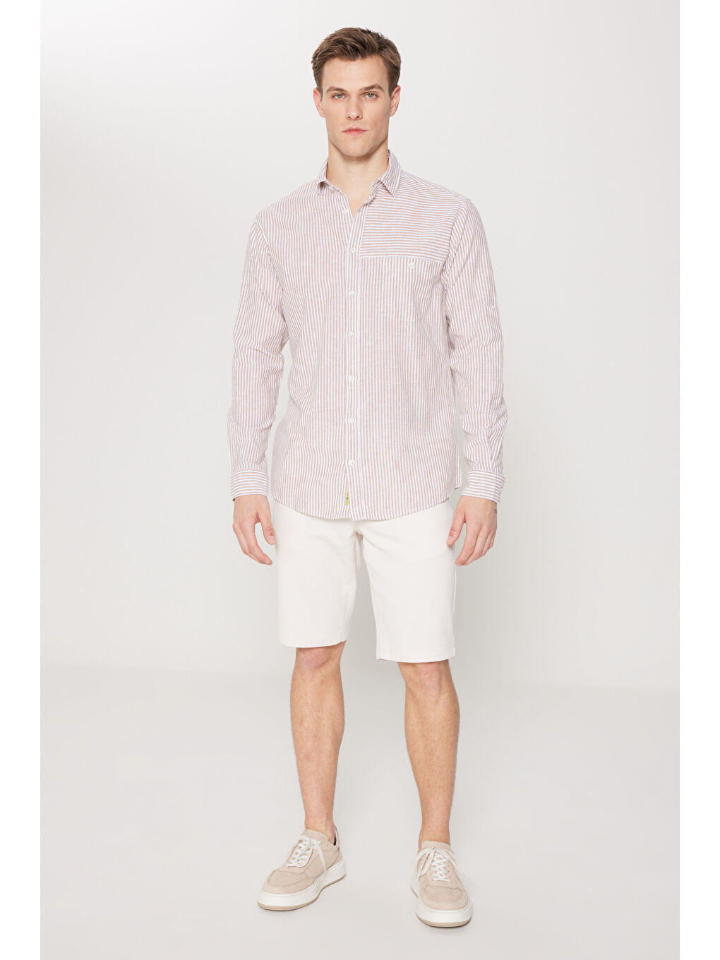 Erkek Kahve-Beyaz Keten Comfort Fit Rahat Kesim Klasik Yaka Çizgili Gömlek-1