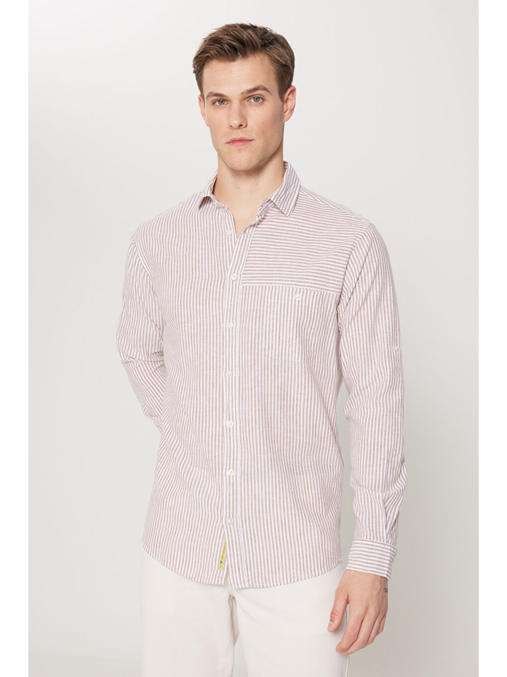 Erkek Kahve-Beyaz Keten Comfort Fit Rahat Kesim Klasik Yaka Çizgili Gömlek-2