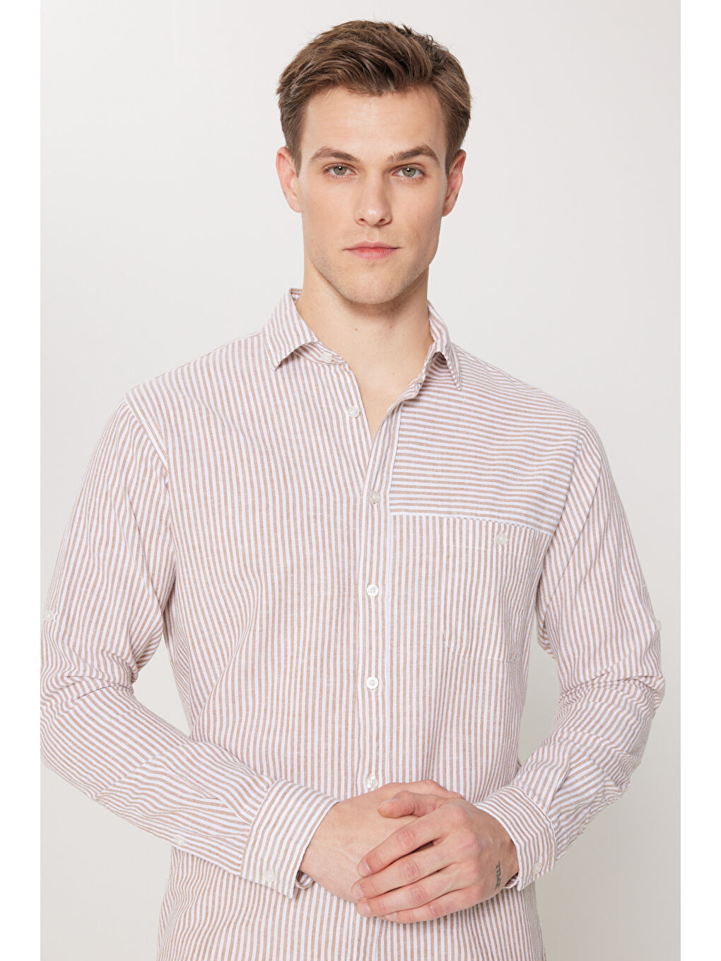 Erkek Kahve-Beyaz Keten Comfort Fit Rahat Kesim Klasik Yaka Çizgili Gömlek-3