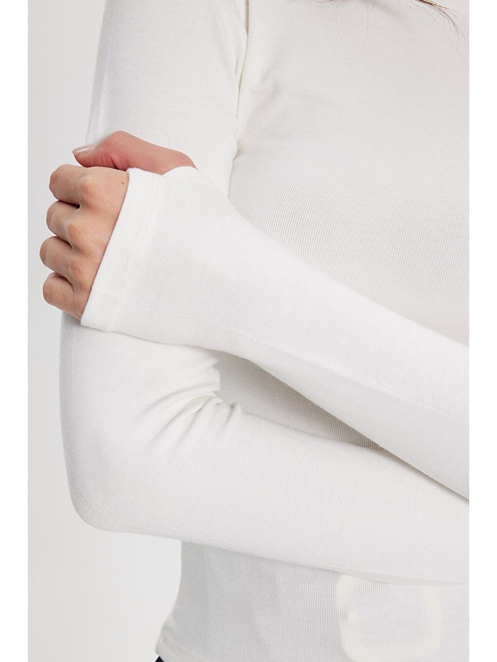 Kadın Slim Fit Dar Kesim Pamuklu Kayık Yaka Uzun Kollu Beyaz Bluz-4
