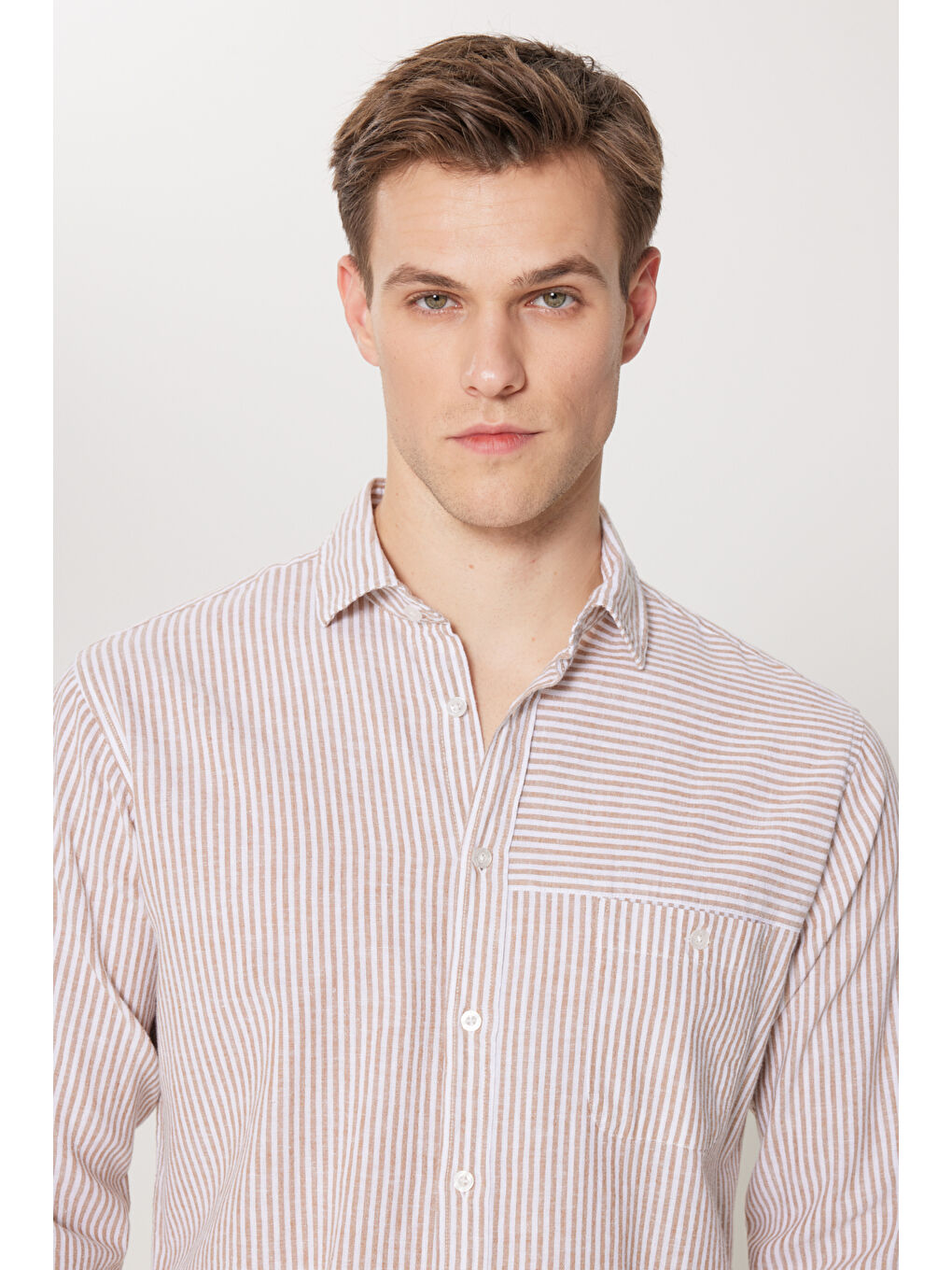 Erkek Kahve-Beyaz Keten Comfort Fit Rahat Kesim Klasik Yaka Çizgili Gömlek-4