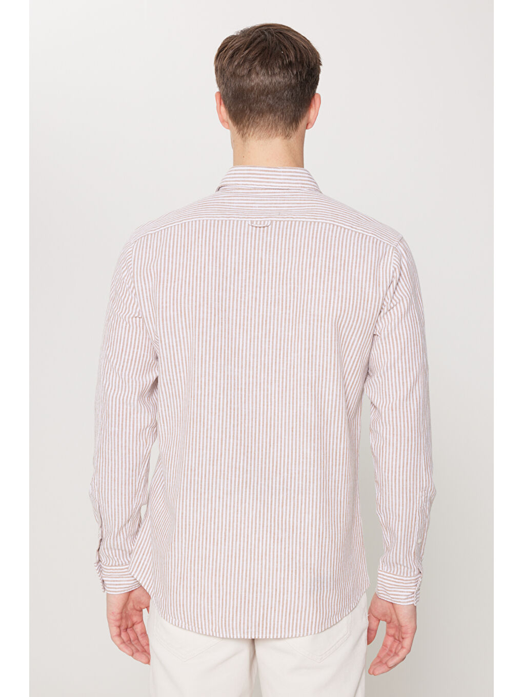 Erkek Kahve-Beyaz Keten Comfort Fit Rahat Kesim Klasik Yaka Çizgili Gömlek-5
