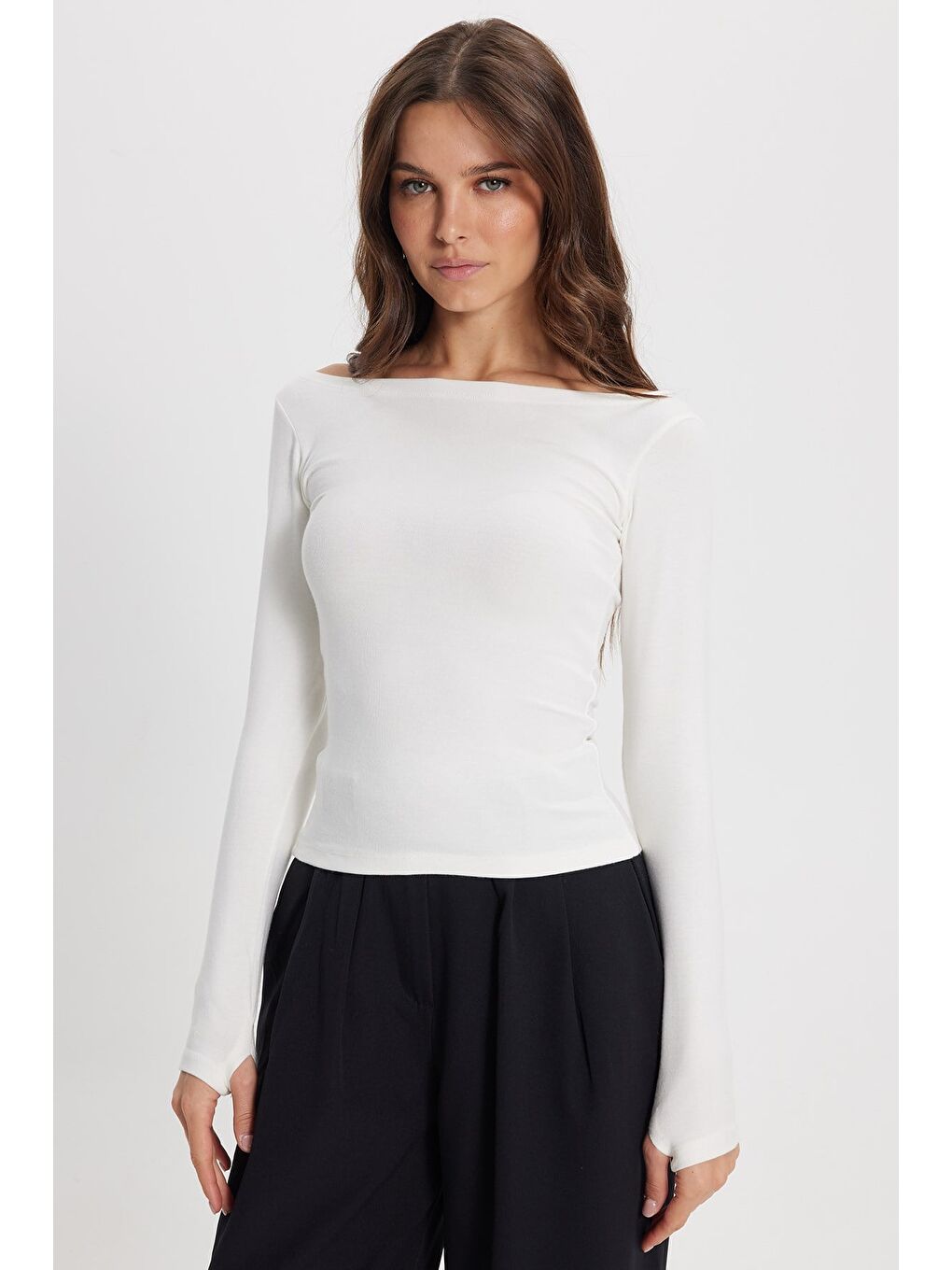 Kadın Slim Fit Dar Kesim Pamuklu Kayık Yaka Uzun Kollu Beyaz Bluz-7