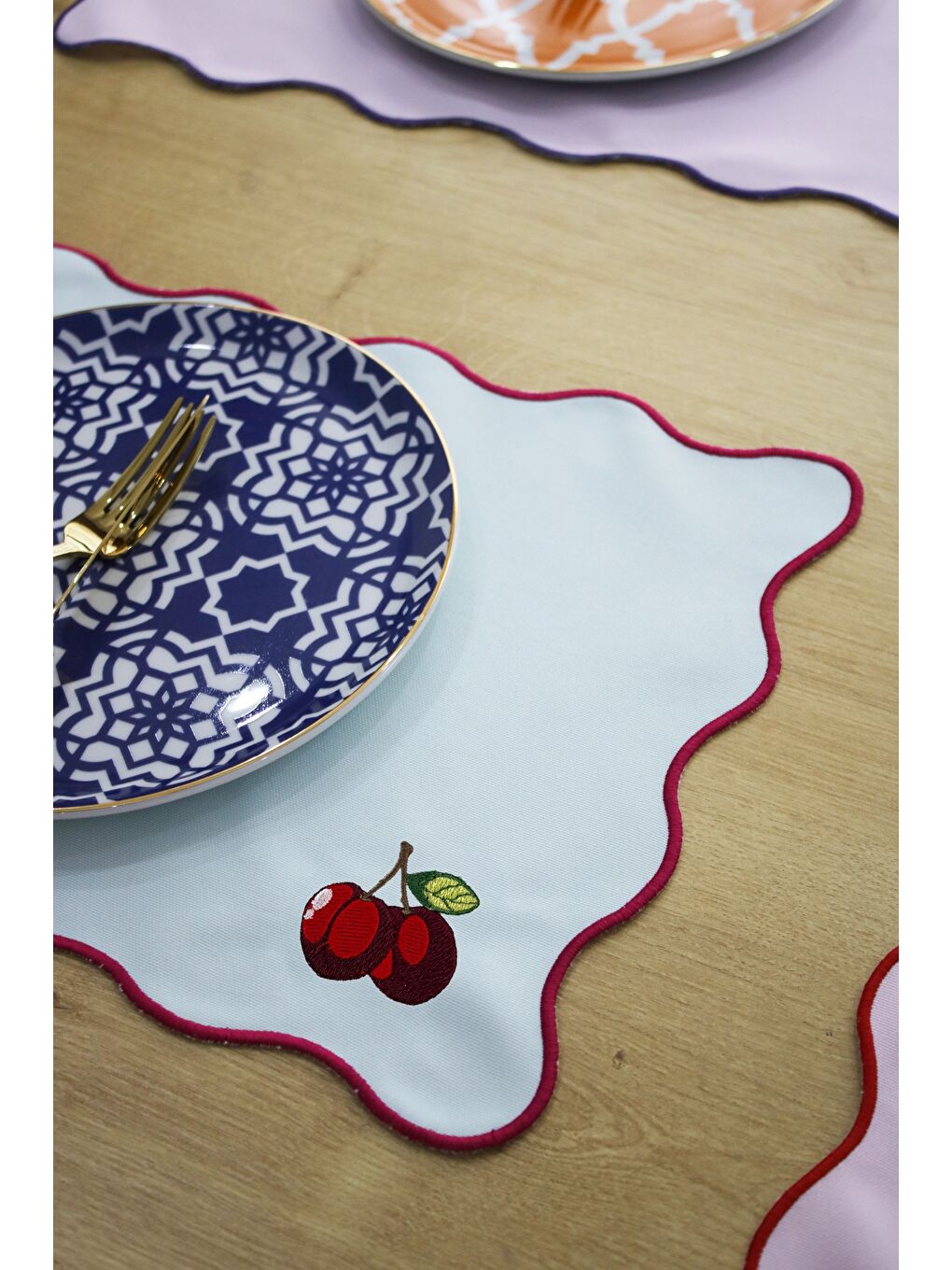 Juvi Kiraz Nakış Detaylı Amerikan Servis 30x45 cm - Mavi Kırmızı Tasarım