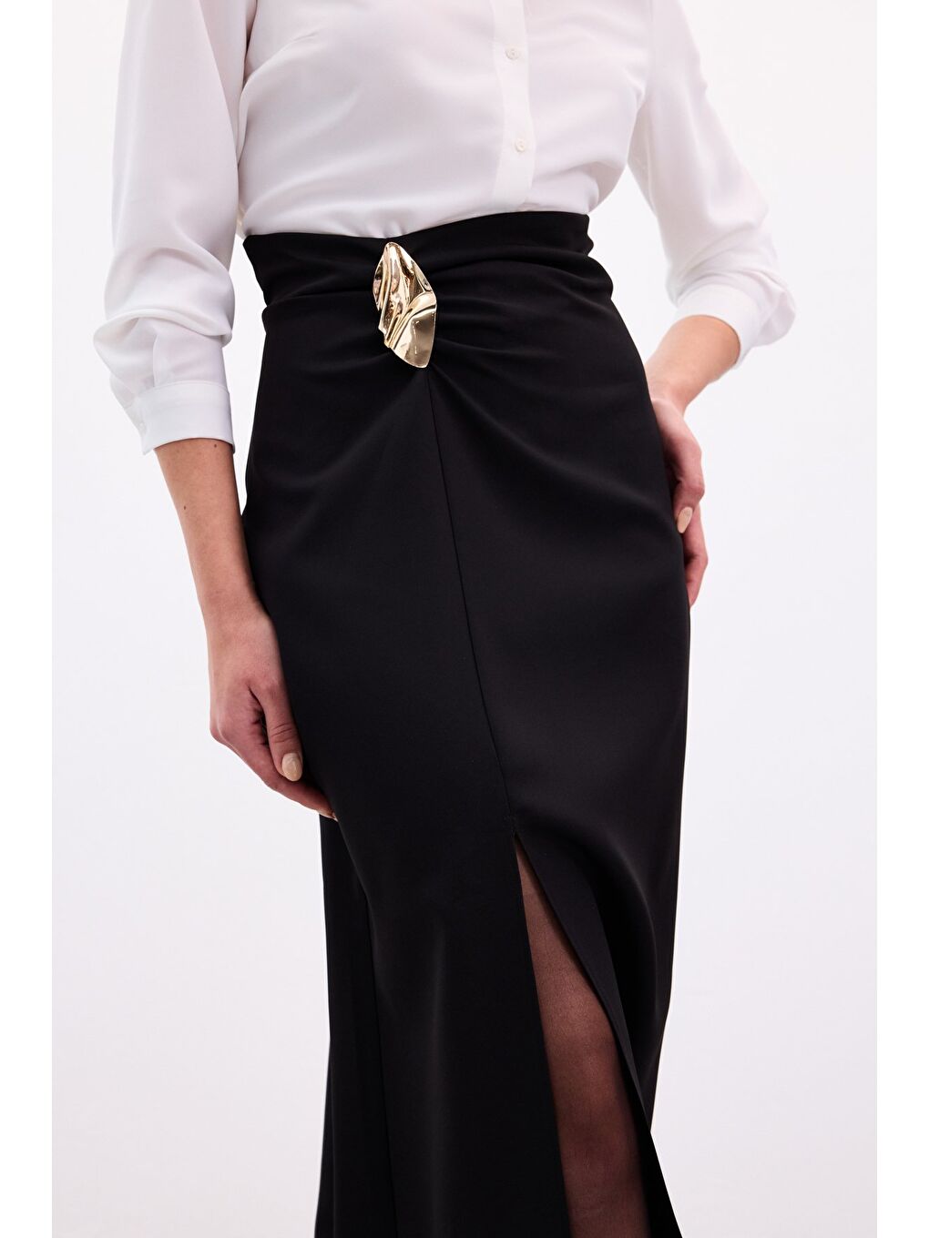 Gold Yan Aksesuarlı Etek - Siyah-3