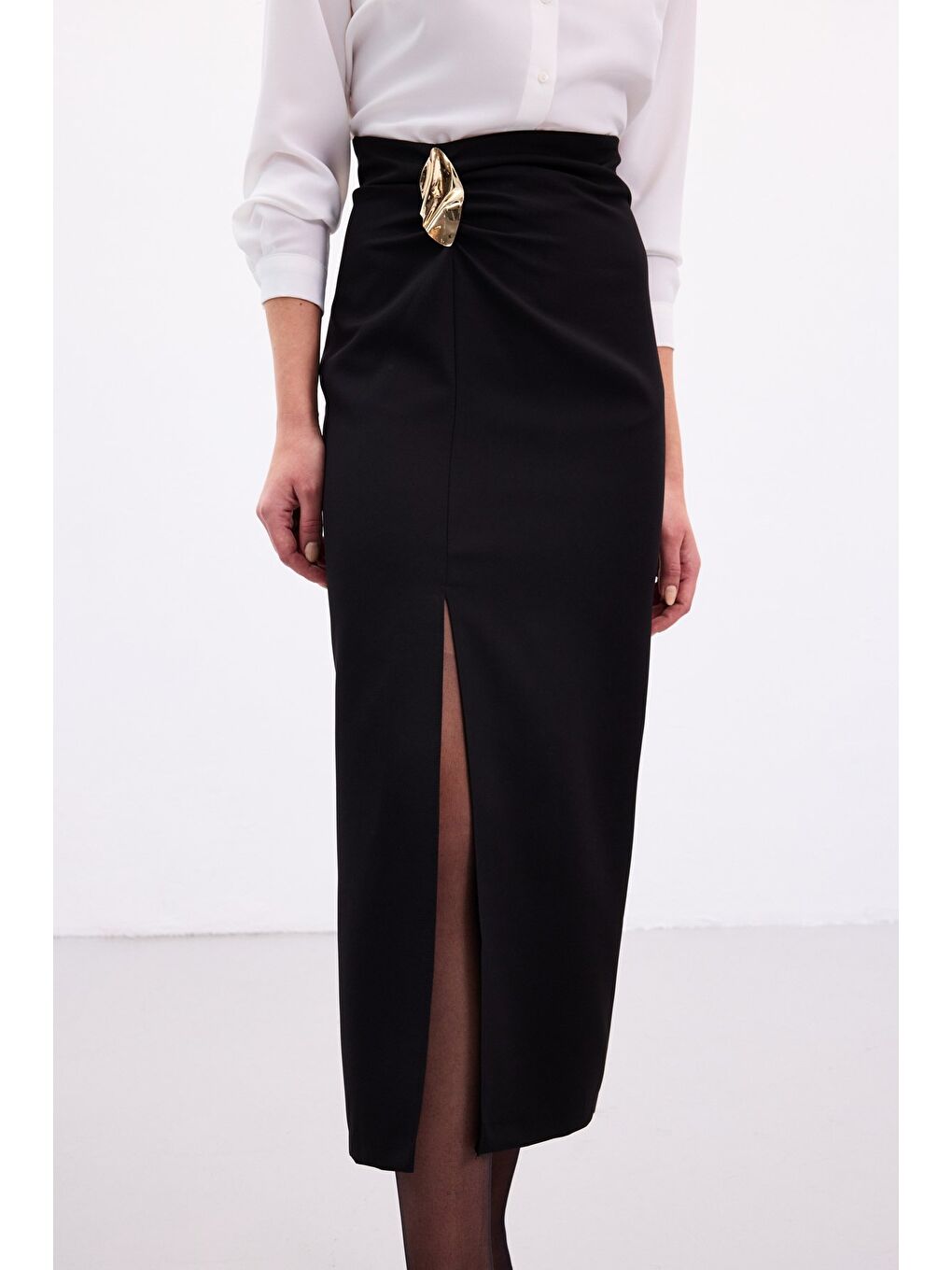 Gold Yan Aksesuarlı Etek - Siyah-4