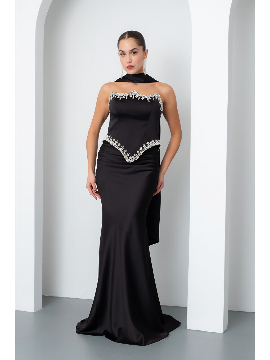 Kadın Siyah Straplez Taşlı Uzun Saten Abiye Elbise-1