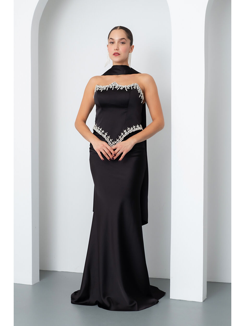 Kadın Siyah Straplez Taşlı Uzun Saten Abiye Elbise-2