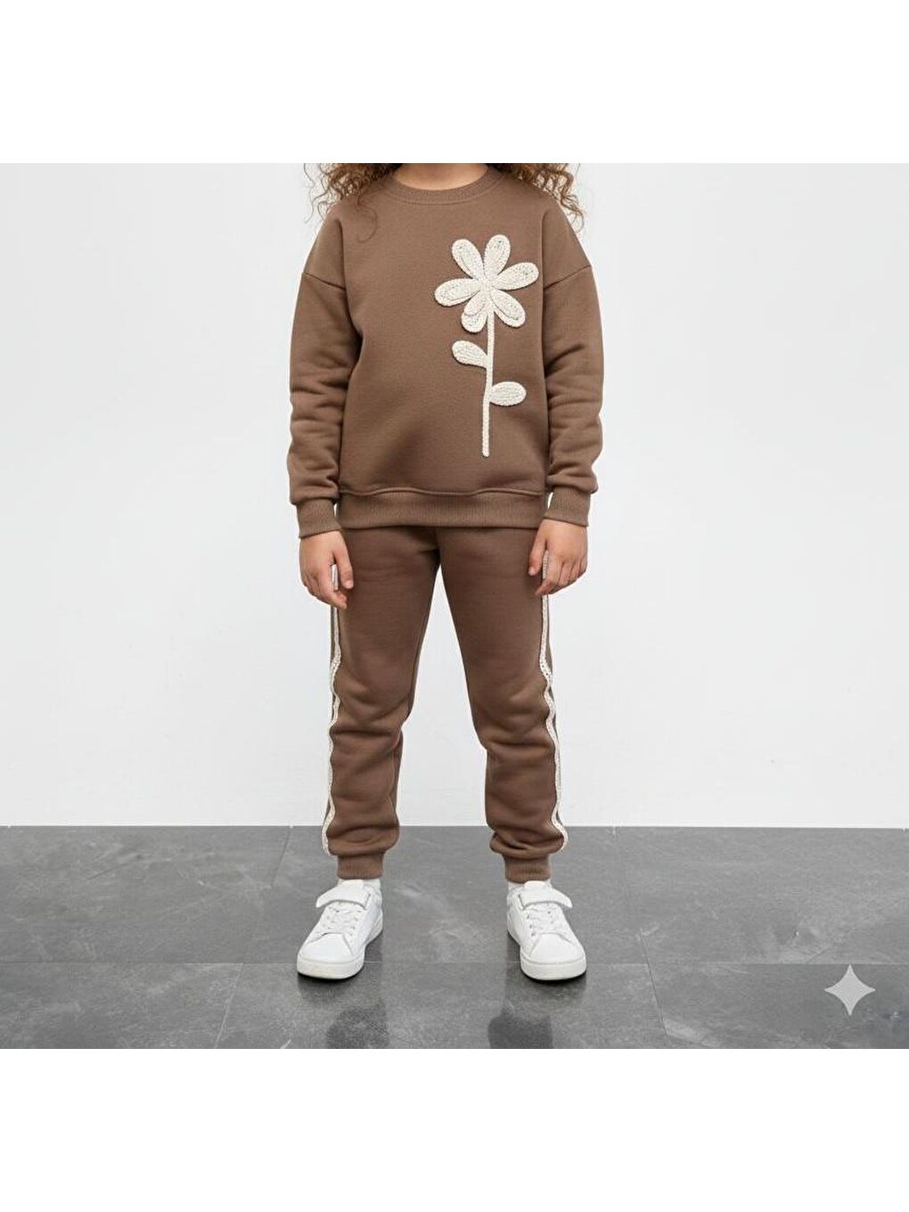 Kahverengi Kız Çocuk 3 İplik Eşofman Takımı Çiçek Aplikeli 4–8 Yaş