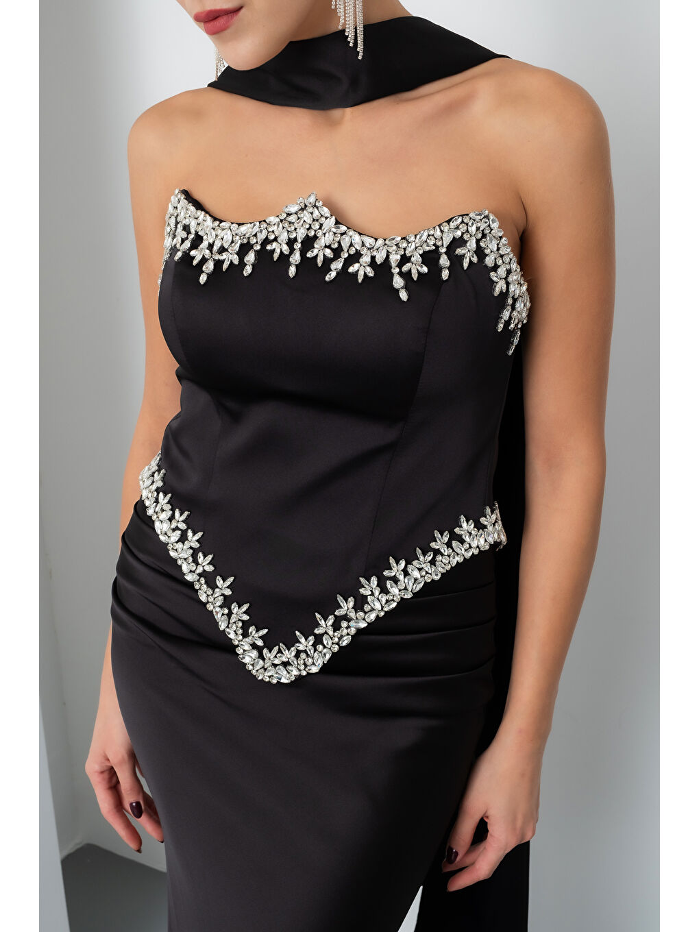 Kadın Siyah Straplez Taşlı Uzun Saten Abiye Elbise-4