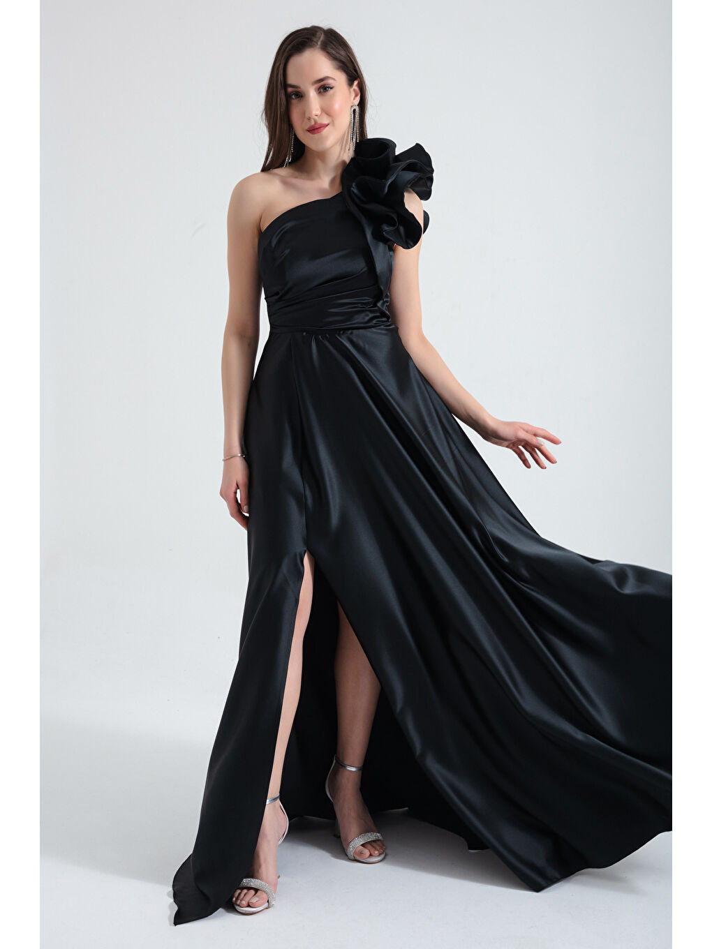 Kadın Siyah Tek Omuzlu Fırfırlı Uzun Abiye Elbise