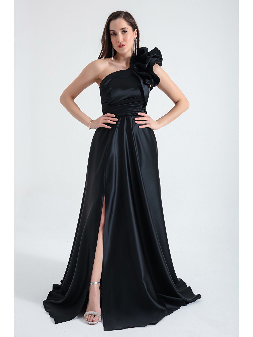 Kadın Siyah Tek Omuzlu Fırfırlı Uzun Abiye Elbise-1