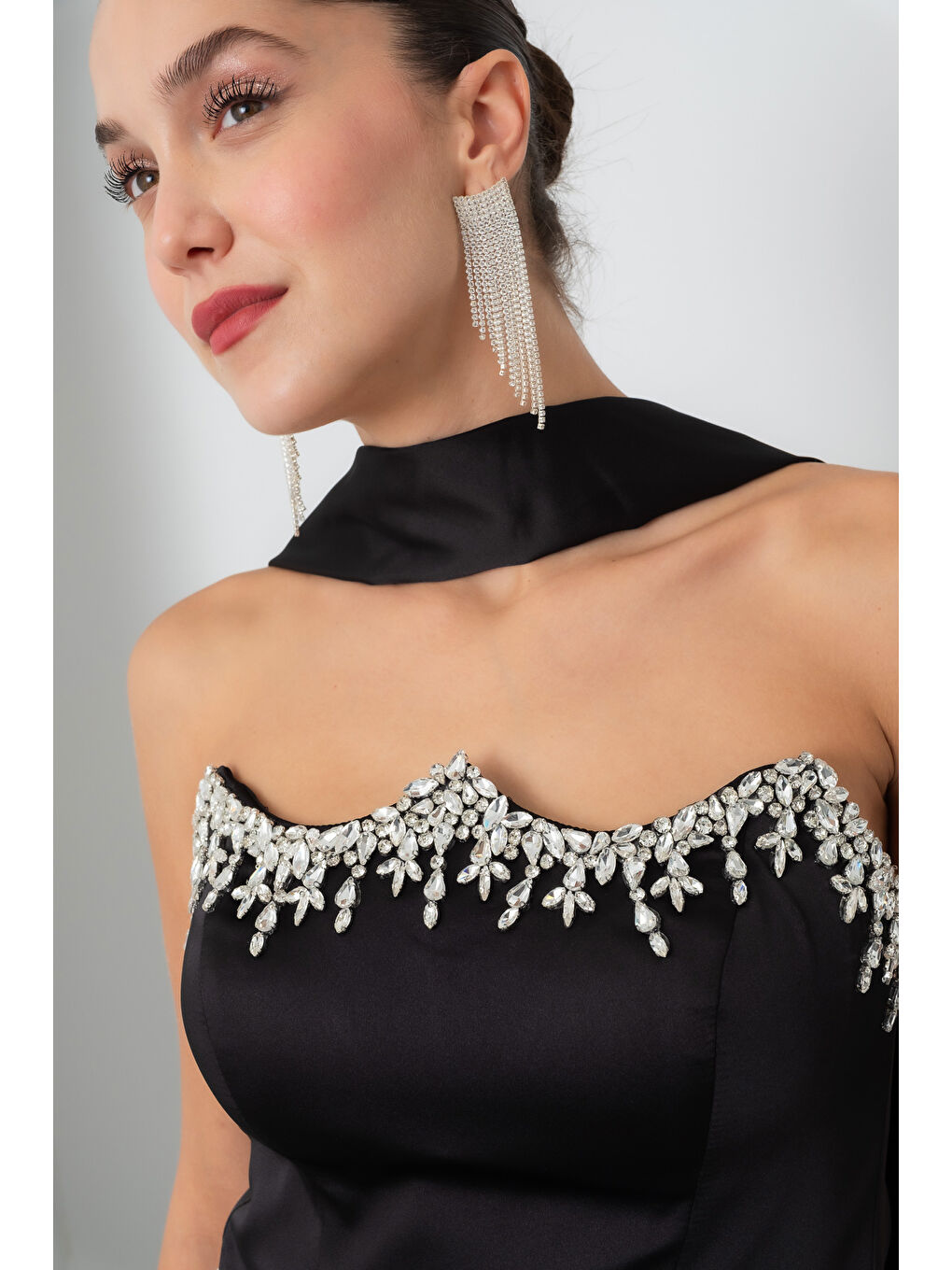 Kadın Siyah Straplez Taşlı Uzun Saten Abiye Elbise-5