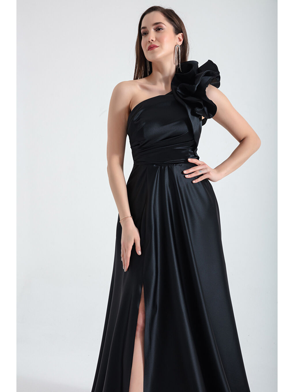 Kadın Siyah Tek Omuzlu Fırfırlı Uzun Abiye Elbise-2