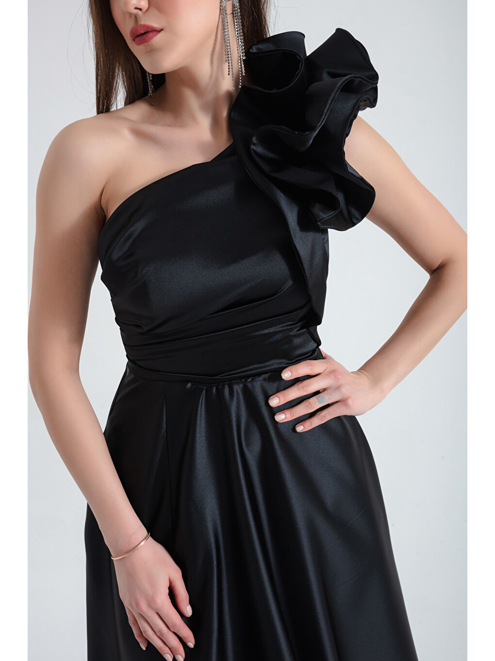 Kadın Siyah Tek Omuzlu Fırfırlı Uzun Abiye Elbise-3