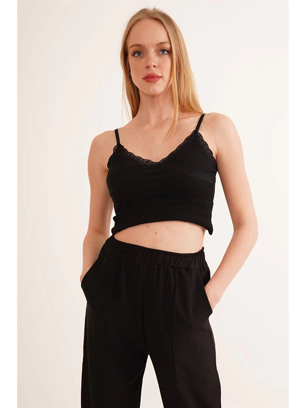 Siyah Kaşkorse İp Askılı Dantelli Crop Bluz SIYAH-1