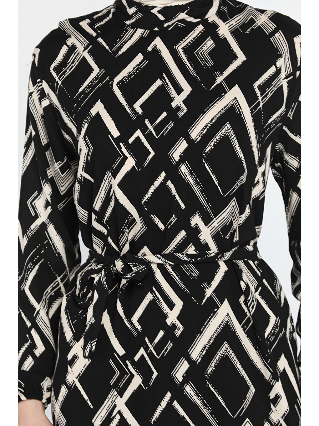 Siyah Desenli Bel Kuşaklı Tesettür Viskon Elbise-7