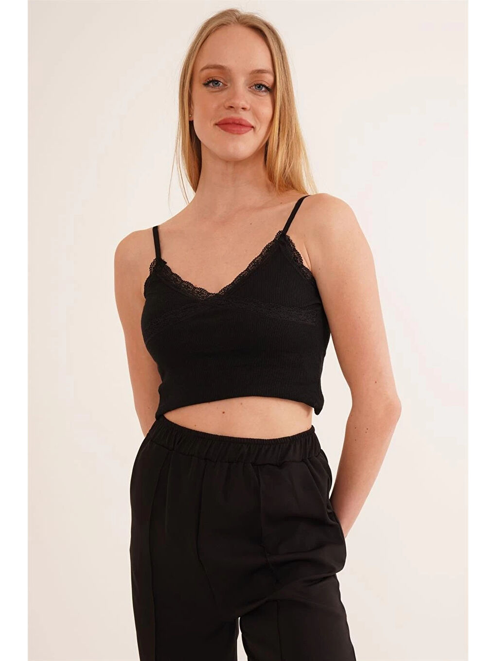 Siyah Kaşkorse İp Askılı Dantelli Crop Bluz SIYAH-2