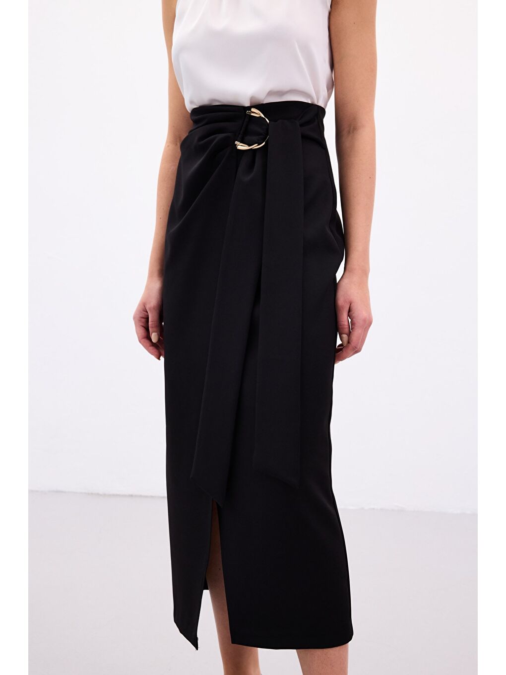 Aksesuar Kuşaklı Yırtmaçlı Etek - Siyah-3