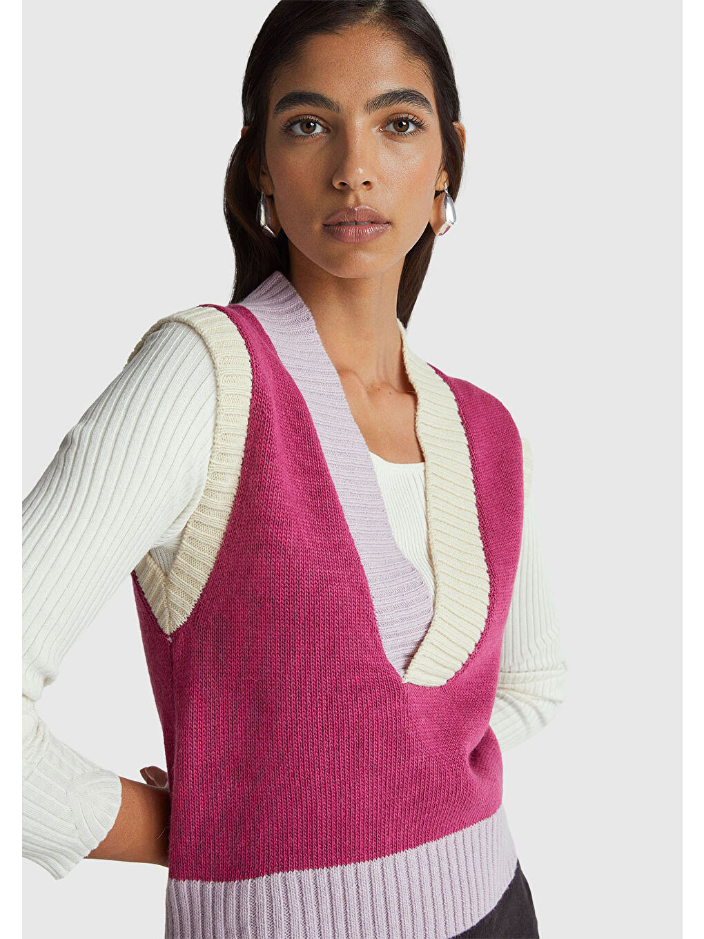 Kadın Koyu Pembe Akrilik ve Yün Karışımlı Ribana Detaylı V Yaka Kolsuz Kazak-5