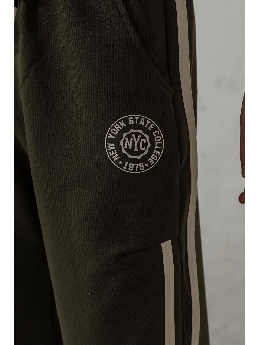 Haki New York State College Baskılı Yanlar Biye Şeritli Erkek Çocuk Şort-3