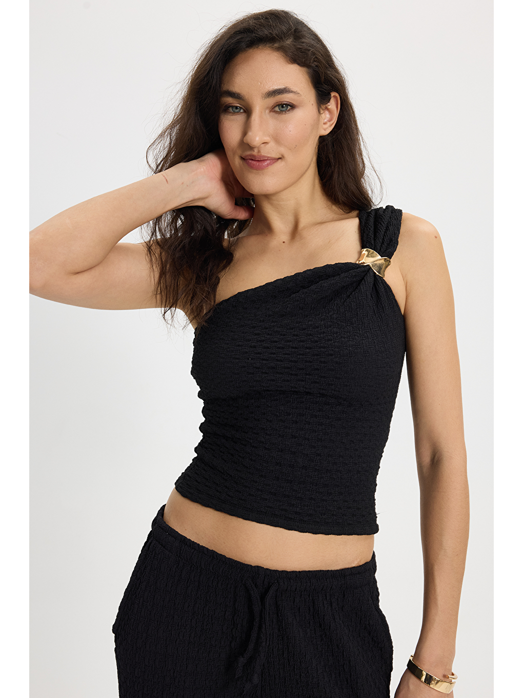 Kadın Slim Fit Dar Kesim Tek Omuz Tek Kol Doku Desenli Siyah Bluz